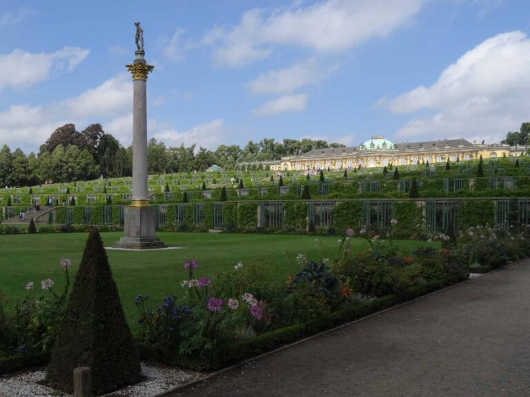 Blick auf Schloss Sanssouci und die Gärten. Foto: Lisa Freudlsperger