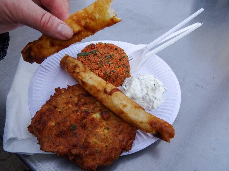 Auf dem türkischen Markt am Maybachufer kann man gut einkaufen und direkt vor Ort essen. Foto: Lisa Freudlsperger