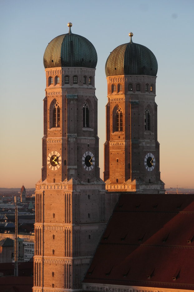 Die Frauenkirche im Münchner Stadtzentrum im winterlichen Abendlicht. Foto: Lisa Freudlsperger