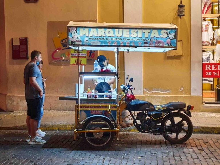 Marquesitas gibt es speziell abends an vielen Straßenständen zu kaufen. Foto: Lisa Freudlsperger