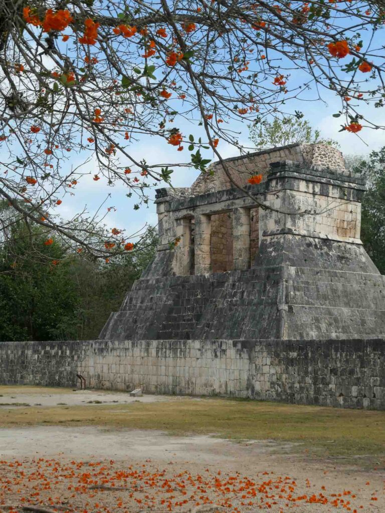 Auf dem Gelände von Chichén Itzá kann man sich gut zwei bis drei Stunden aufhalten Foto: Lisa Freudlsperger