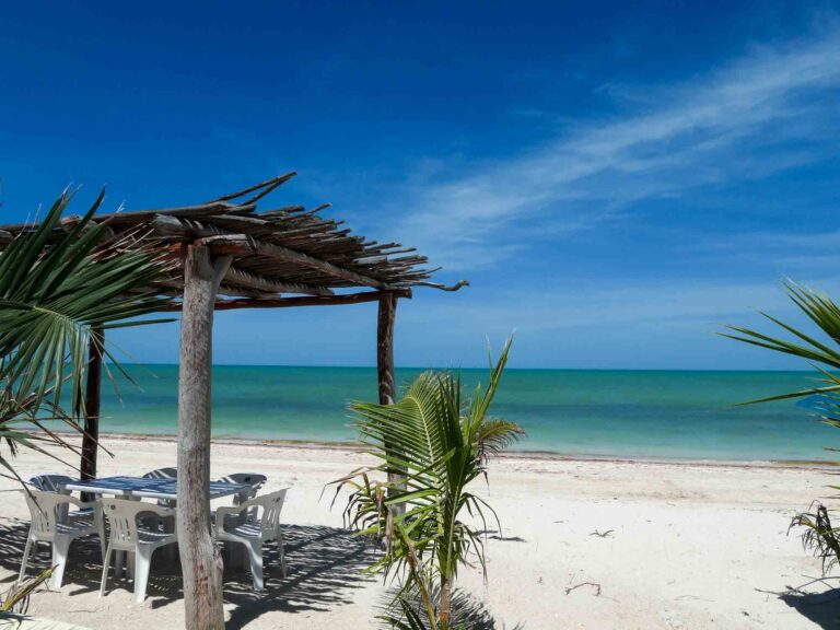 Playa Sisal - ein naturbelassener Strand mit kleinen Restaurants und Service am Strand. Foto: Lisa Freudlsperger