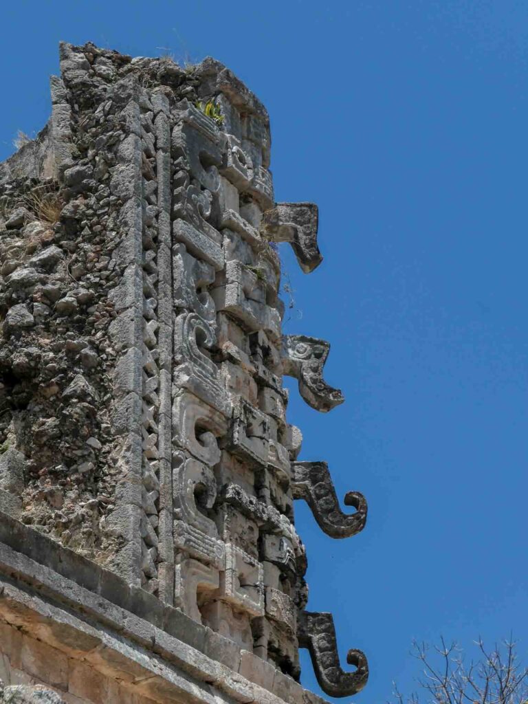 Darstellung des Regengottes in der Fassade von Uxmal. Foto: Lisa Freudlsperger