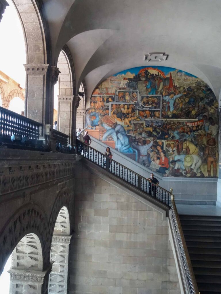 Im Inneren des Palacio Nacional gibt es (auch im Treppenhaus) zahlreiche beeindruckende Wandgemälde zu sehen. Foto: Lisa Freudlsperger