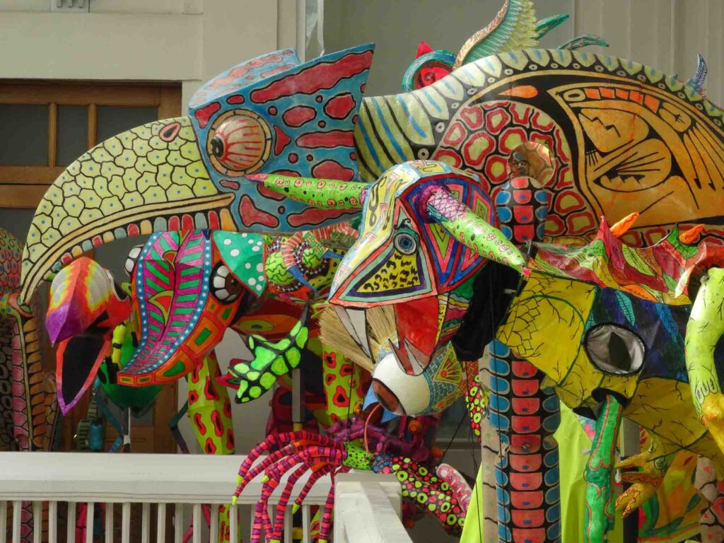 Im Museo de Arte Popular werden auch die Alebrijes Monumentales nach dem Wettbewerb und Umzug ausgestellt. Das sind bunte Tierwesen in Übergröße. Foto: Lisa Freudlsperger