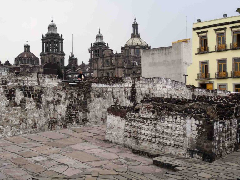 Teile des Templo Mayor können unter freiem Himmel besichtigt werden. Foto: Lisa Freudlsperger