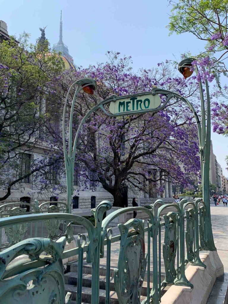 Eingang zur Metro in Mexiko-Stadt am Palacio de Bellas Artes. Foto: Lisa Freudlsperger