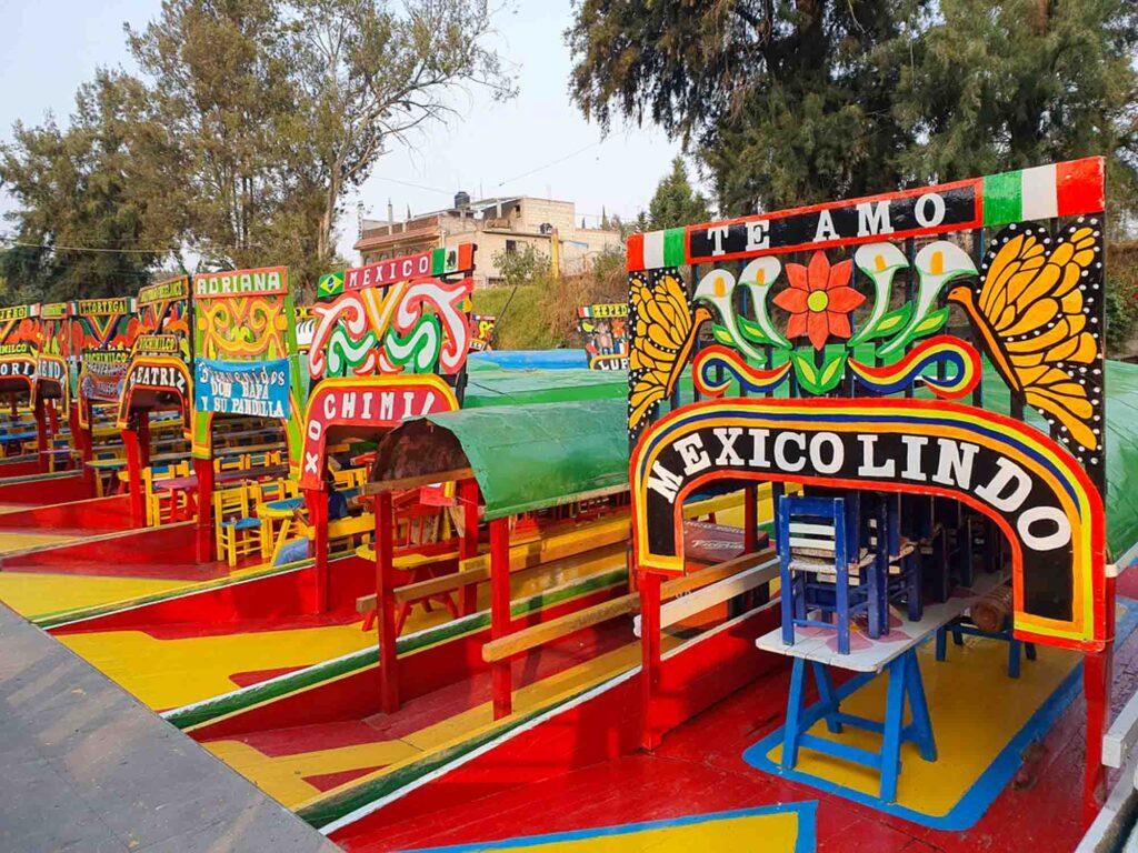 Trajineras bringen Besucher durch die Kanäle von Xochimilco. Foto: Lisa Freudlsperger