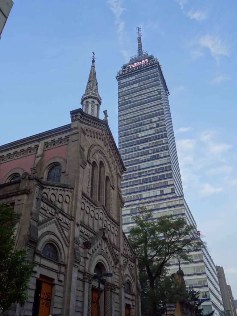 Blick auf die Kirche San Francisco und den Torre Latinoamericana. Foto: Lisa Freudlsperger