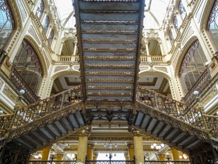 Blick nach oben im Eingangsbereich des Palacio Postal in Mexiko-Stadt. Foto: Lisa Freudlsperger