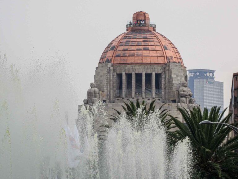 Das Monumento a la Revolución mit Wasserspielen im Vordergrund. Foto: Lisa Freudlsperger