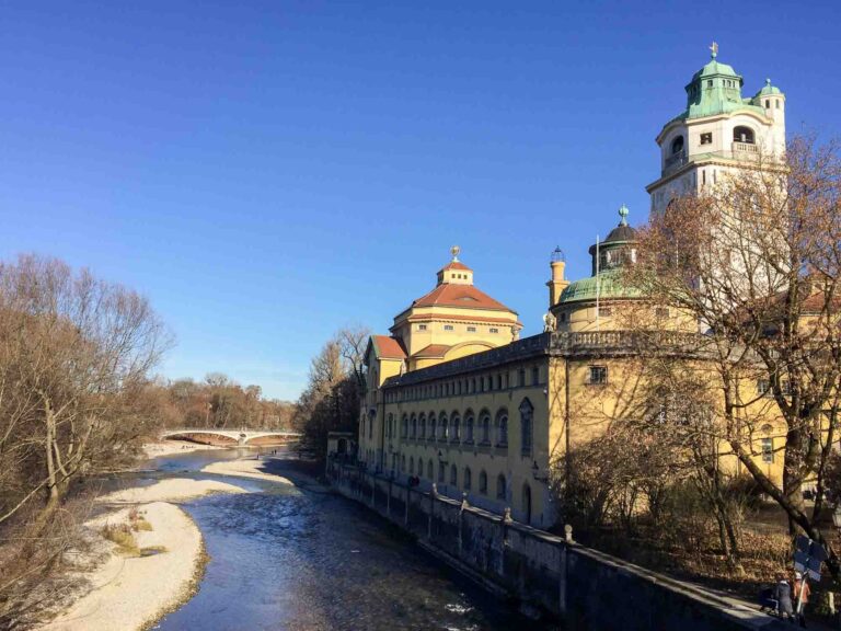 Das Müllersche Volksbad liegt direkt an der Isar. Foto: Lisa Freudlsperger