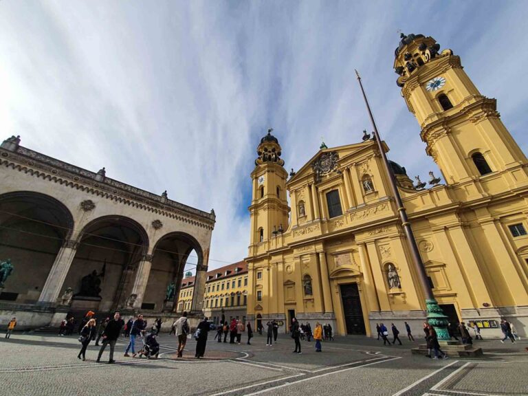 Odeonsplatz mit Feldherrenhallen und Theatinerkirche in München Foto Lisa Freudlsperger