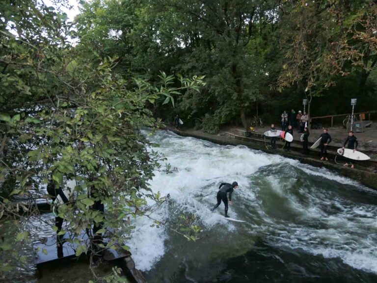 Surfer findet man auf dem Eisbach in München das ganze Jahr über. Foto: Lisa Freudlsperger