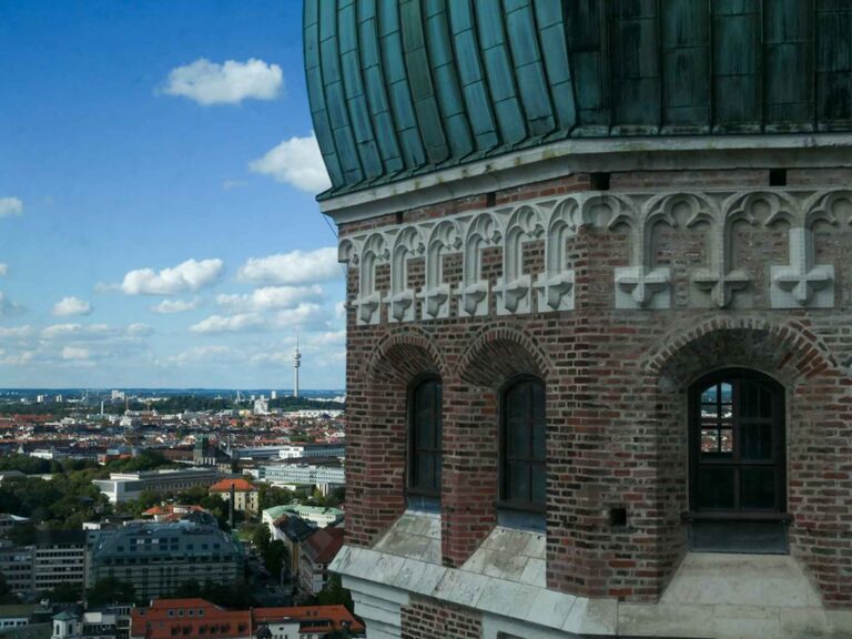 Ausblick vom Südturm der Münchner Frauenkirche in Richtung Olympiapark. Foto: Lisa Freudlsperger