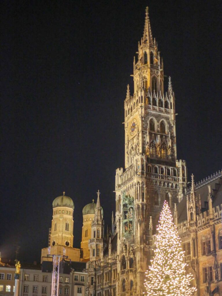 Marienplatz in München mit Weihnachtsbaum bei Nacht. Foto: Lisa Freudlsperger