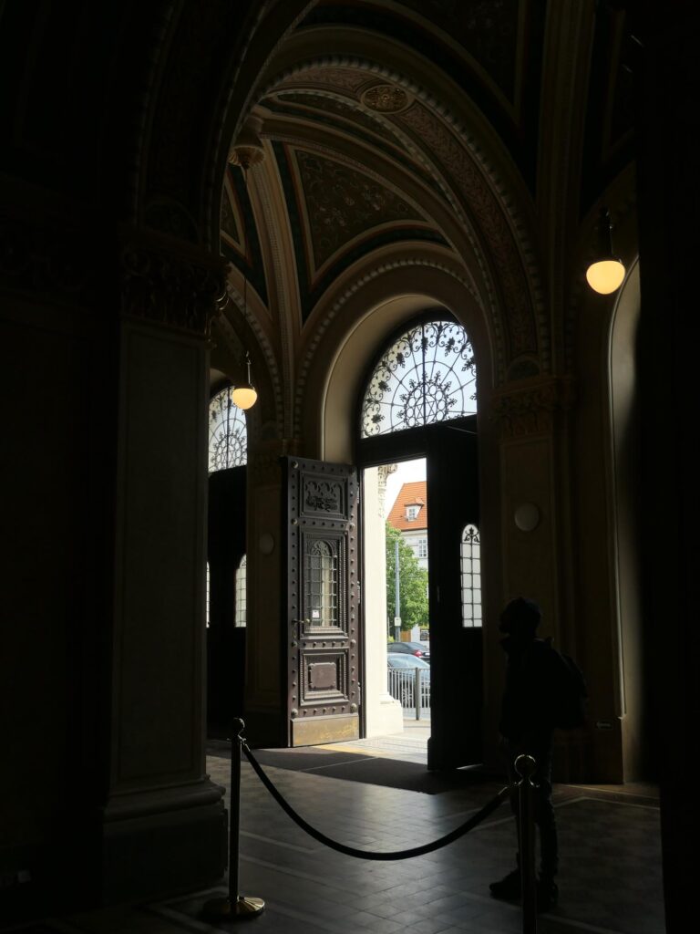 Eingangsbereich der Großen Synagoge in Pilsen im Gegenlicht. Foto: Lisa Freudlsperger