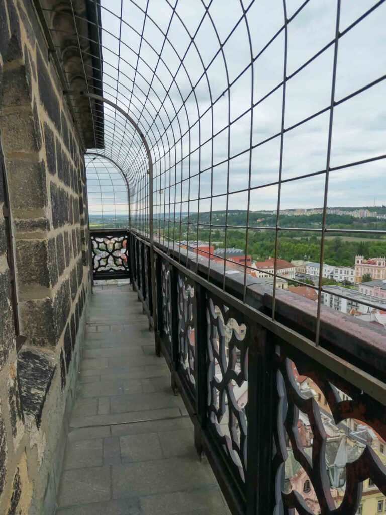 Auf dem Kirchturm der St.-Bartholomäus-Kathedrale in Pilsen. Foto: Lisa Freudlsperger