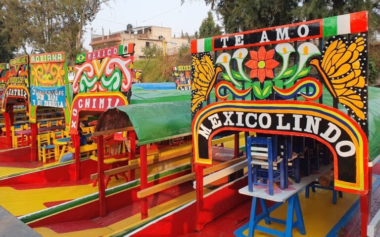 Bunte Boote im Viertel Xochimilco in Mexiko-Stadt. Foto: Lisa Freudlsperger