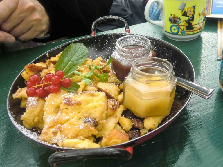 Eine Pfanne mit Kaiserschmarrn und Apfelmus. Foto: Lisa Freudlsperger