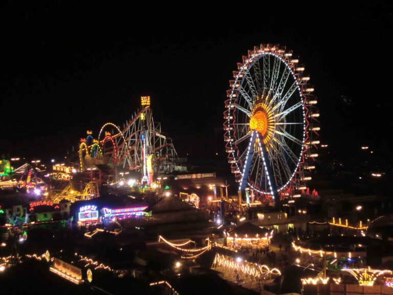 Blick auf Achterbahn und Riesenrad des Oktoberfest in München. Foto: Lisa Freudlsperger