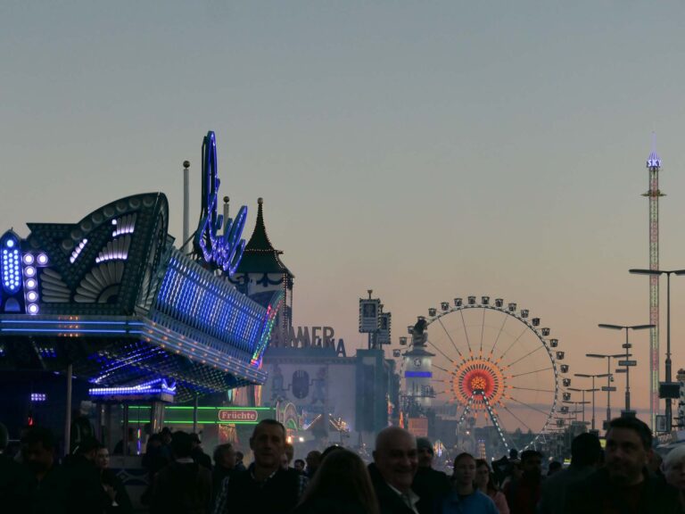 Blick aufs Teufelsrad (links) und das Riesenrad auf dem Oktoberfest in München Foto: Lisa Freudlsperger