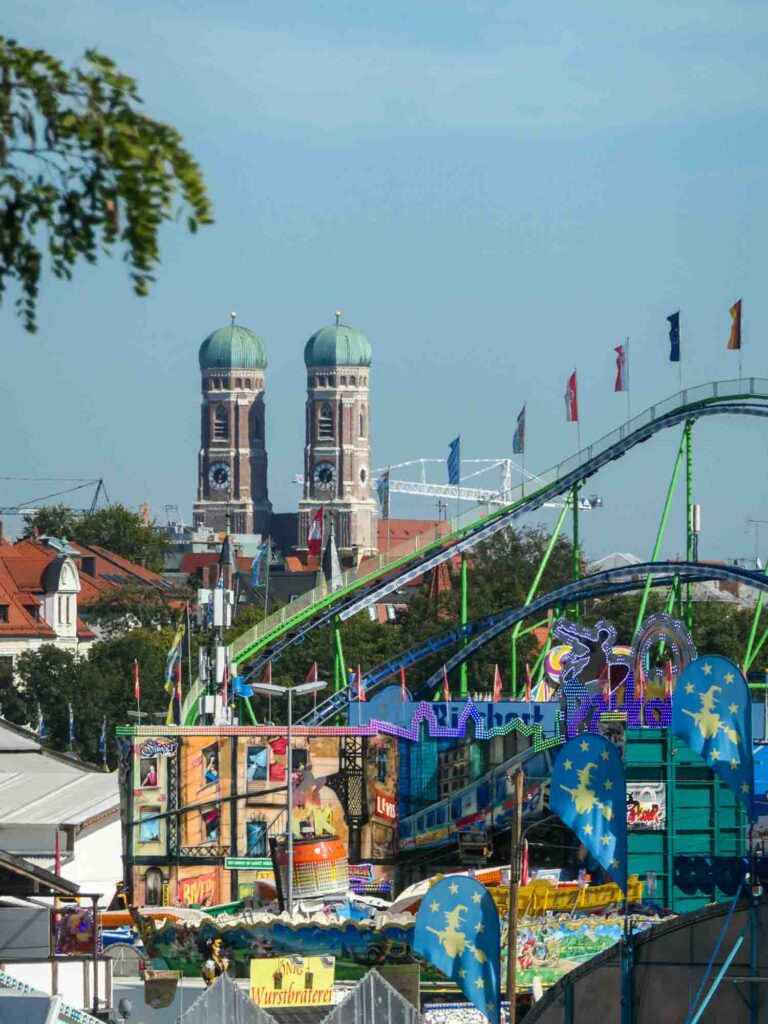 Blick über die Theresienwiese zur Frauenkirche in München Foto: Lisa Freudlsperger