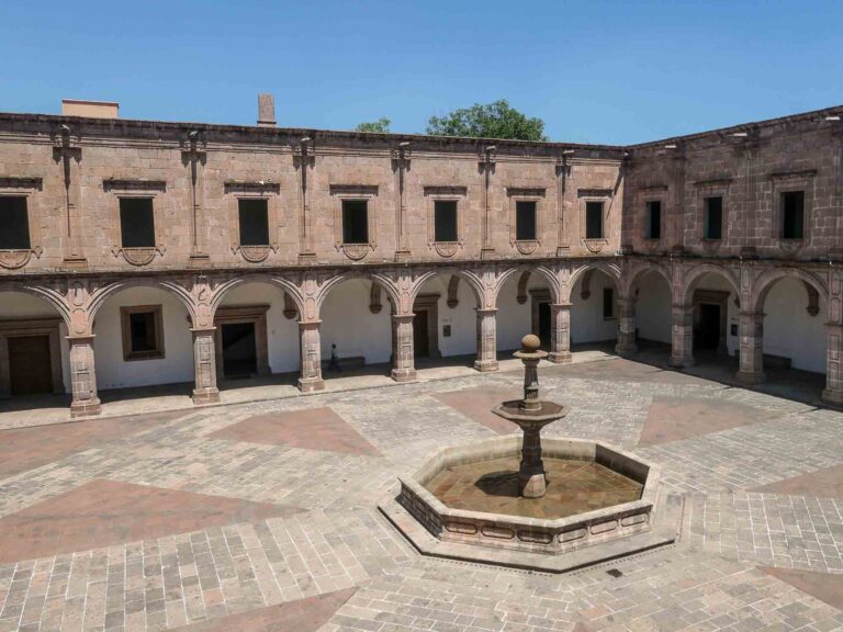 Innenhof mit Brunnen aus hellem Stein Foto: Lisa Freudlsperger