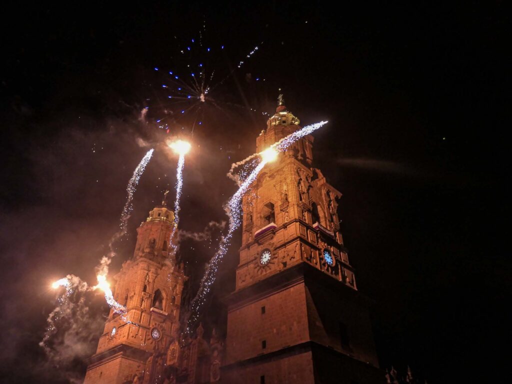 Feuerwerk vor den Türmen der Kathedrale von Morelia Foto: Lisa Freudlsperger