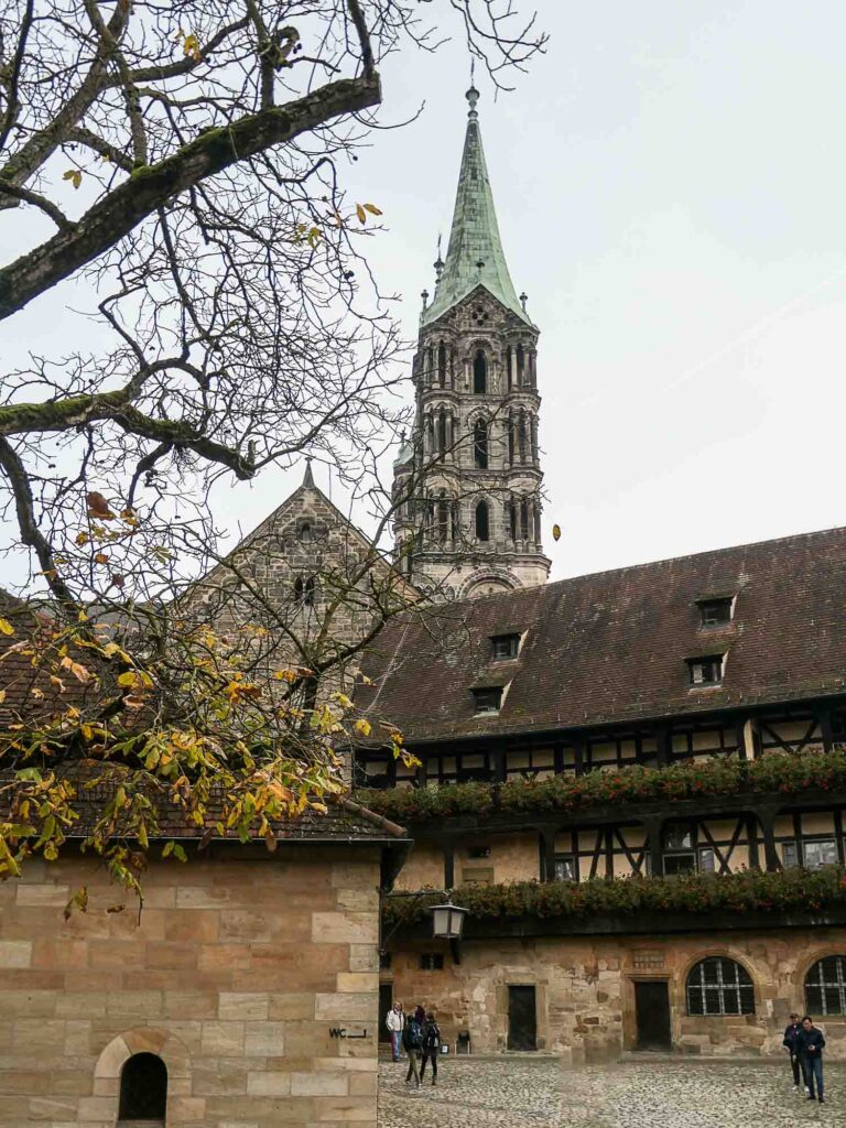 Steinerne Gebäude, Dom im Hintergrund Foto: Lisa Freudlsperger