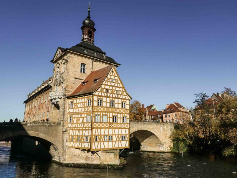 Altes Rathaus von Bamberg mit Brücken unter blauem Himmel Foto: Lisa Freudlsperger