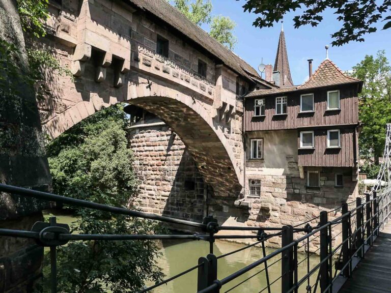 Steinerne Brücke mit Kettensteg in Nürnberg Foto: Lisa Freudlsperger