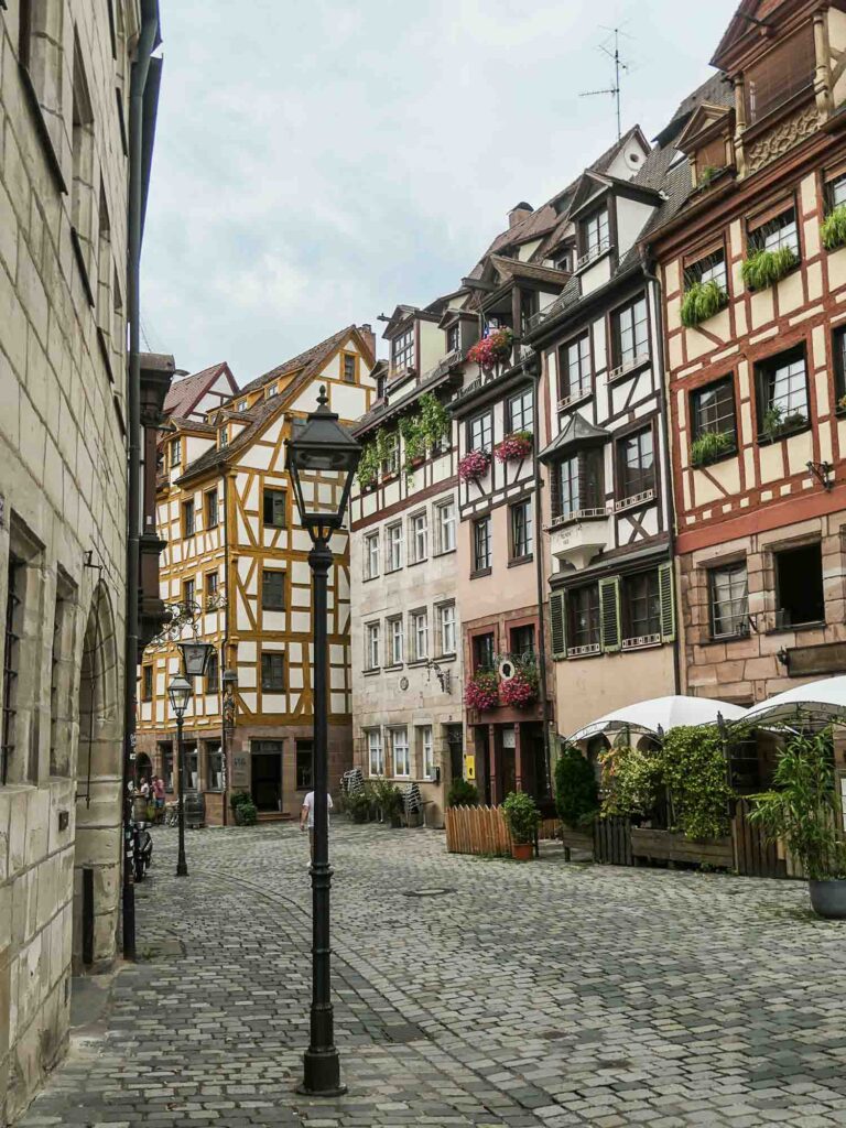 Gasse voller Fachwerkhäuser in Nürnberg Foto: Lisa Freudlsperger