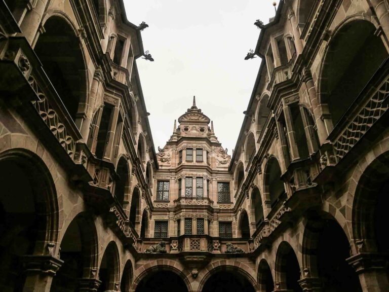 Blick von Innenhof auf reich verziertes Gebäude aus hellem Stein Foto: Lisa Freudlsperger