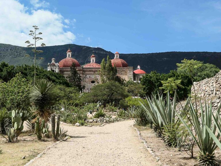 Kirche mit rotem Kuppelbau vor Berglandschaft und hinter Kakteen Foto: Lisa Freudlsperger