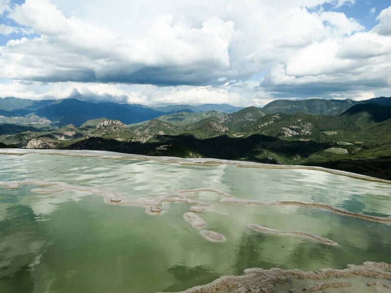 Grünliche Wasserbecken mit Blick auf Bergpanorama Foto: Lisa Freudlsperger