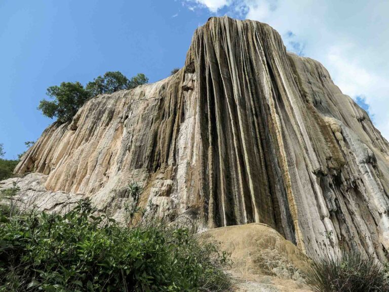 Blick von unten auf versteinerten Wasserfall und blauen Himmel Foto: Lisa Freudlsperger