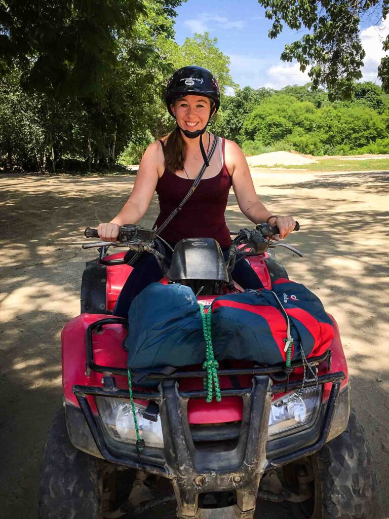 Frau mit Helm sitzt auf einem Quad. Foto: Arturo García Romano