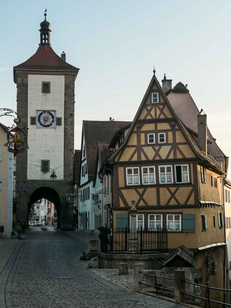 Gelbes Fachwerkhaus und Turm Foto: Lisa Freudlsperger