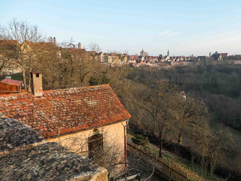 Ausblick auf Rothenburg unter blauem Himmel Foto: Lisa Freudlsperger