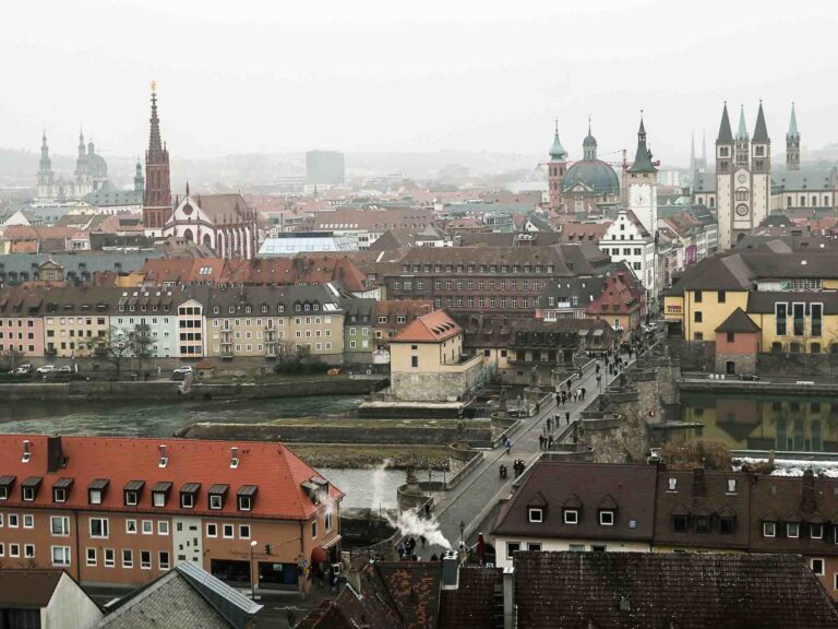 Ausblick über Würzburg unter grauem Himmel Foto: Lisa Freudlsperger