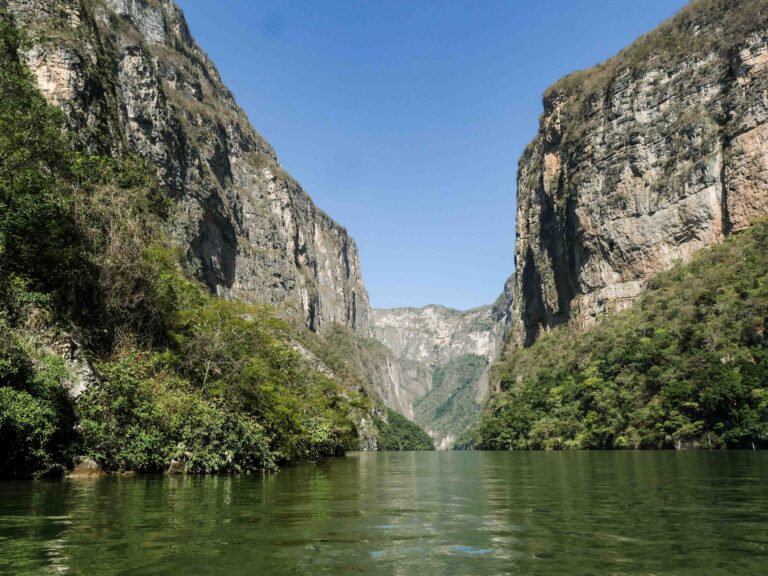 Blick in den Canyon vom Boot aus Foto: Lisa Freudlsperger