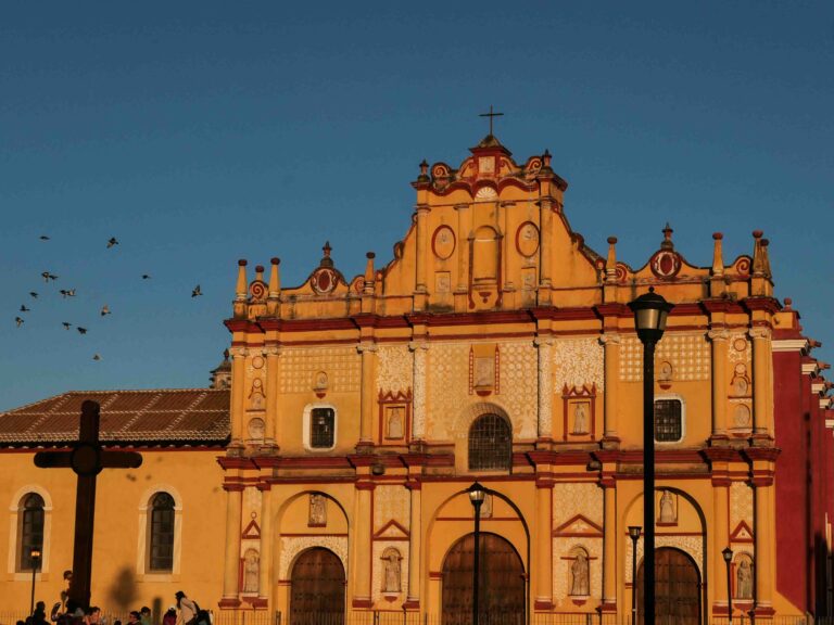 Gelb-rote Kirchenfassade in der Abendsonne