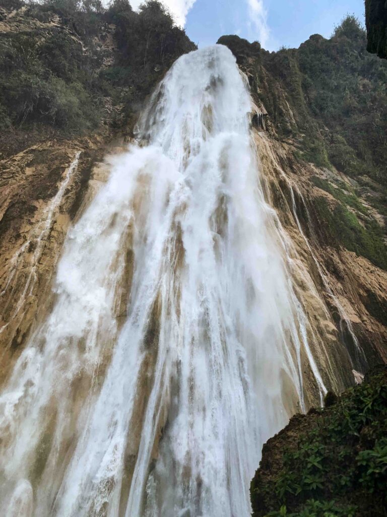 Blick von unten auf einen hohen Wasserfall Foto: Lisa Freudlsperger
