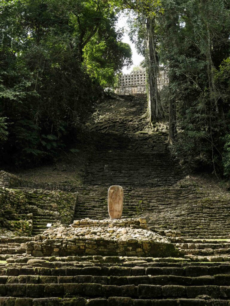 Stufen führen nach oben zu einer Art Tempel Foto: Lisa Freudlsperger