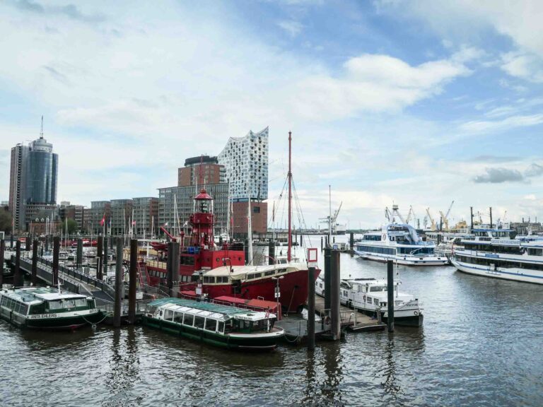Schiffe im Hamburger Hafen, im Hintergrund die gläserne Philharmonie Foto: Lisa Freudlsperger