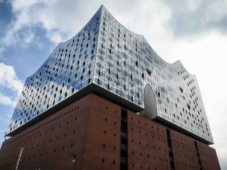 Blick nach oben auf gläsernes Gebäude und Himmel Foto: Lisa Freudlsperger