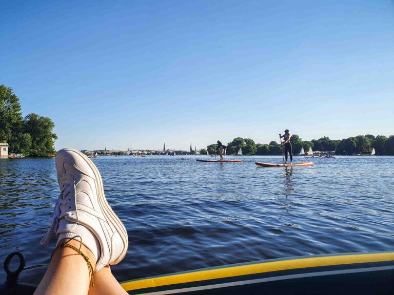 Füße aus dem Schlauchboot gestreckt Foto: Lisa Freudlsperger
