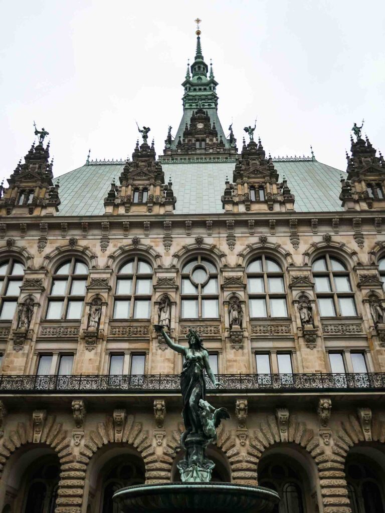 Brunnen vor historischem Rathaus Foto: Lisa Freudlsperger