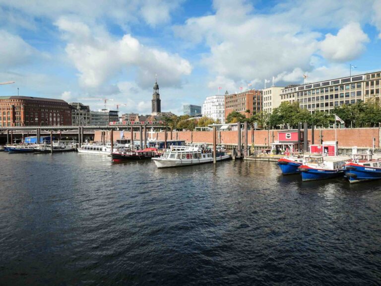 Blick über den Kanal im Hafen auf Backsteingebäude, Boote und Kirche Foto: Lisa Freudlsperger
